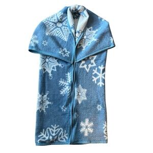 Biederlack Cuddle Wrap Wearable Stadium Blanket Blue White Snowflakes 51 X 64